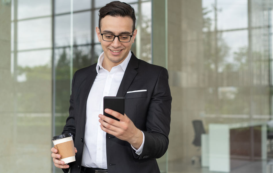 Бизнесмен с шестью руками. Business man in Formal Suit holding Digital Tablet Computer in hand.